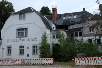 Geschichtsträchtiges Gebäude ist bald nur noch Geschichte - Einst Schmuckstück - jetzt Schandfleck: das "Hotel Auerbach". Der unausweichliche Abbruch wird die Gemeinde knapp 108.000 Euro kosten. Unter anderem will sie dafür die ihr zustehende Pauschale zur Stärkung des ländlichen Raumes in Höhe von 70.000 Euro verwenden.