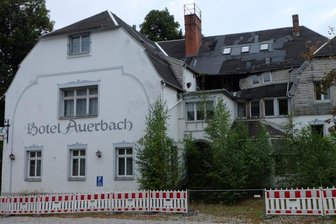 Geschichtsträchtiges Gebäude ist bald nur noch Geschichte - Einst Schmuckstück - jetzt Schandfleck: das "Hotel Auerbach". Der unausweichliche Abbruch wird die Gemeinde knapp 108.000 Euro kosten. Unter anderem will sie dafür die ihr zustehende Pauschale zur Stärkung des ländlichen Raumes in Höhe von 70.000 Euro verwenden.