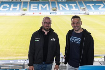 Geschichtsunterricht mit Fußballfans: Was Schulklassen bald im Stadion des Chemnitzer FC erwartet - Benjamin Kahlert (l.), der Geschäftsführer des KSB Mittelsachsen, und CFC-Geschäftsführer Tommy Haeder freuen sich, die Zusammenarbeit im Lernort Stadion fortzusetzen zu können.