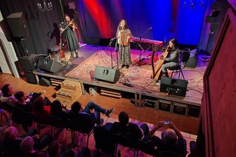Geschirrtuch und Erdäpfel: Wie ein Folk-Konzert in Westsachsen für ein irisches Frauen-Trio zur Deutschstunde wird - Karen, Lorna und Joleen McLaughlin (v. l.) am Dienstagabend auf der Bühne in Lichtentanne.