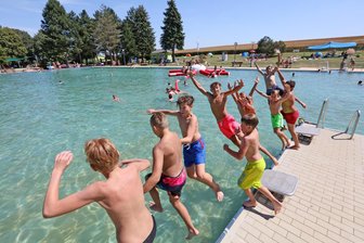Geschlossene Bäder wegen fehlender Bademeister: Das Problem erreicht den Landkreis Zwickau - Ab Mitte Mai können Besucher in den Freibädern im Landkreis, wie hier im Sommerbad Fraureuth, ins Wasser springen.
