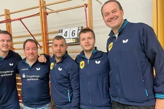 Geschlossene Teamleistung ist Garant für den Sieg - Haben gut lachen: Thomas David, Mannschaftsleiter Tommy Engelhardt, Krisztian Katus, Stanislav Chornobaiev und Petr Wasik (v.l.) nach dem 6:4-Sieg in Hettstedt.