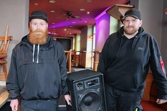 Geschlossenes Lokal in Zwickau wird für eine Nacht zur Party-Location - Vorbereitung für die "Party Night": Toni Burchhardt (links) und Marcel Sommer beim Aufbau.