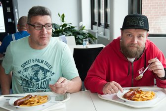 „Geschmacklich noch nichts Besseres gefunden“: Darum besitzt die VW-Currywurst im Zwickauer Werk Kultstatus - Zwei absolute Fans der VW-Currywurst: die Betriebsräte Matthias Mäder (links) und Jan Andrä im Betriebsrestaurant in Zwickau.