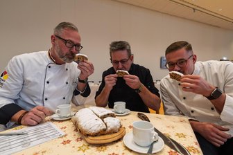 Geschmackserlebnis mit Kopfkino: Warum Stollen aus dem Erzgebirge bei der Fachjury so gut punkten - Die Jury um André Bernatzky, Uto Stieberger und Paul Nitsche (v. l.) prämierte in diesem Jahr eine rekordverdächtige Anzahl Stollen aus der Region mit der höchsten Auszeichnung.
