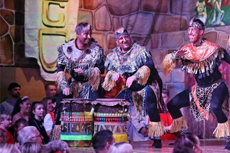 Geschmeidige Oberfranken räumen zum 12. Elstertanzspektakel in Weischlitz ab - Für die mitreißende Show der fränkischen Tanz- und Trommelgruppe aus Stadtsteinach gab's die Silberne Elster.