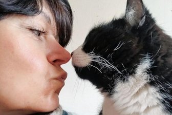 Geschmeidige Urlaubslösung für Katzen - Silke Haase mit ihrer eigenen Katze.