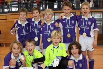 Geschmiedet von den Veilchen: Verteidiger des VfB Empor Glauchau freut sich auf das Pokalhalbfinale gegen seinen Lieblingsklub FC Erzgebirge Aue - 2010 gewann Florian Hähnel (hinten rechts) mit den F-Junioren des FC Erzgebirge Aue die Hallenkreismeisterschaft. Am Donnerstag hofft er mit dem VfB Empor Glauchau auf eine Überraschung gegen seinen Jugendverein.