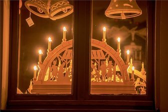 Geschmückte Brummis auf Tour: Lichterfahrt soll durchs Erzgebirge führen - Nicht nur Schwibbögen leuchten im ganzen Erzgebirge. Am Samstag führt auch eine Lichterfahrt unter dem Motto "Licht mit uns" durch die Region Annaberg. Der Organisator bittet Passanten, die am Straßenrand stehen, inständig darum, die Corona-Regeln einzuhalten.