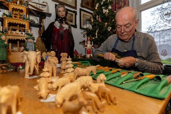 Geschnitzte Figuren und ein Riesenrad - Verein zeigt in Trieb Weihnachtliches auf drei Etagen - Ottomar Heckel bereichert die Heimatstube beim Schauschnitzen mit dem Schnitzverein Falkenstein.