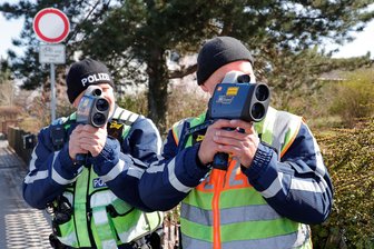 Geschwindigkeit von fast 6000 Autos gemessen: So lief der Blitzertag in Chemnitz - Die Polizisten Ringo Schneider (links) und Uwe Göhler messen die Geschwindigkeit mittels Laser.