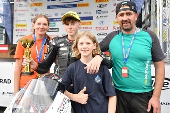Geschwister fahren in der Erfolgsspur - Zufrieden blickt Rennfamilie Urlaß auf die vergangene Saison zurück: Mutter Aline, Phil, Anina und Vater Pierre Urlaß (von links). 