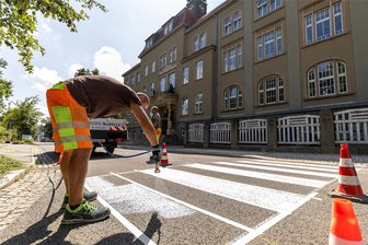 Geschwister-Scholl-Schule in Auerbach erhält Zebrastreifen - Ein neuer Zebra-Streifen entsteht an der Geschwister-Scholl-Schule.
