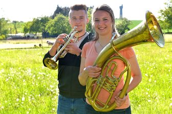Geschwister spielen Steigerlied als Mutmach-Ständchen - Mut machen und Freude bereiten: Dafür spielen Linda und Erik Küttner jeden Samstagabend in Bräunsdorf auf.
