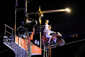 Geschwister Weisheit im Erzgebirge: Atemberaubendes zum Stadtjubiläum in Schwarzenberg - Die Motorradshow der Geschwister Weisheit in Schwarzenberg.