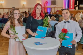 Gesellenfreisprechung im Vogtland: „Die Wirtschaftsmacht von nebenan“ zeigt Gesicht - Stehen stellvertretend für die Zukunft des Handwerks im Vogtland: Laura Jargosch, Lisa-Marie Heinsmann und Lukas Handschuh (von links) bei der feierlichen Gesellen-Freisprechung im Ratskellersaal der Stadt Rodewisch.