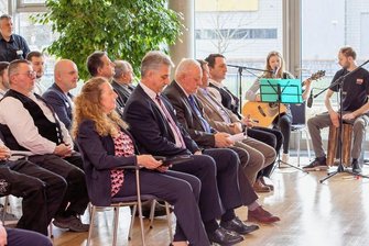 Gesellenfreisprechung in Plauen: Die Jugend sagt Ja zum Handwerk und zur Heimat - Das Duo Lucie Trampel und Gregor Steps gestaltete das Musikprogramm der Freisprechung. Lucie Trampel ist Maler- und Lackiermeisterin und arbeitet in sechster Generation in der Reichenbacher Firma Trampel. 