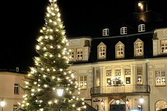 Geselliger Jahresauftakt in Schwarzenberg: Wandern durch die lichterfüllte Stadt - Auch der Weihnachtsbaum auf dem Markt in Schwarzenberg ist 2024 besonders sehenswert.