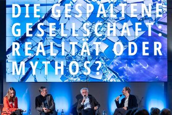 Gesellschaftliche Spaltung: Alles halb so wild? - Bei einer Podiumsdiskussion in Dresden sprachen Kathrin Müller-Lancé (Moderation), Steffen Mau, Hans Vorländer und Linus Westheuser (von links) über die Polarisierung der Gesellschaft.