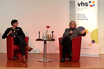 Gesetz zu Hass im Netz nur gegen Rechte? Was Chemnitzer die Ministerin fragen - Bundesjustizministerin Christine Lambrecht (r.) mit Ellen Thümmler von der Volkshochschule Chemnitz im Tietz.
