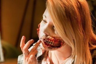Gesichter aus der Gruft - Halloweenfratzen aus Haferflocken und Latex - Ups, da fehlt ja die halbe Wange! Solche Wunden lassen sich mit Haferflocken, etwas Latex und Kunstblut schminken.
