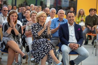 Gesinnungsschubladen? Julia Klöckner fordert Debattenkultur - CDU-Sommerfest mit Stargast Julia Klöckner (Mitte). Eingerahmt ist sie hier von Unternehmer und Gastgeber René Meinel-Poller und der vogtländischen Bundestagsabgeordneten Yvonne Magwas.