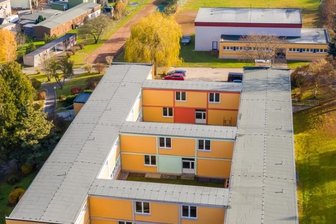 Gespaltene Meinung zu Lüftungsanlagen an Schulen im Erzgebirge - Die Grundschule in Pockau aus der Vogelperspektive. 