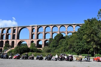 Gespanne auf Tour durchs Vogtland - Aufstellung der Teilnehmer am Gespanntreffen vor der Ausfahrt.