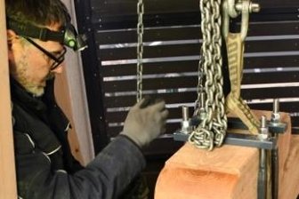 Gespanntes Warten auf den Glockenklang - Letzte Arbeiten laufen am Geläut. Noch nicht wieder eingebaut ist jedoch das Uhrwerk der Kirchturmuhr.