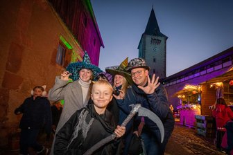 Gespenster, Grusel und Gerippe: Gäste sind Feuer und Flamme fürs Schloss Rochlitz - Familie Weinrich aus Threna war schon vor zwei Jahren einmal bei der Gespensternacht und ist nun wiedergekommen, weil es so schön war.