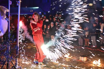 Gespensterzauber im Schloss Rochlitz: Ein Wochenende voller Magie und Mystik - Zur Gespensternacht auf Schloss Rochlitz zeigt Djanko Lemon eine Feuershow.