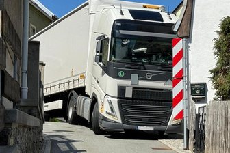 Gesperrte B 101 im Erzgebirge: Lkw bleibt in Buchholzer Gassen stecken - Ein Sattelzug steckte am Dienstag an einer engen Kreuzung an der Bergstraße in Buchholz fest. Sein Navi hatte den Fahrer über die Dörfler Höhe gelotst, weil die B 101 zwischen Schlettau und Annaberg-Buchholz gesperrt ist.
