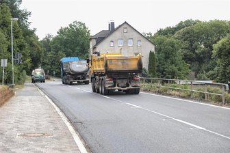 Gesperrte B 173 in Flöha: Gearbeitet wird weiter 7 bis 17 Uhr - Seit 4. Mai lässt das Lasuv die B 173 von Grund auf sanieren (im Bild: die fertig gestellte Dresdner Straße von der Q1-Tankstelle bis Ortsausgang nach Oederan). Seit 21. Juli bis voraussichtlich Mitte August wird zwischen Bäckerei Härtig in Flöha und der Q1-Tankstelle das letzte Teilstück erneuert.