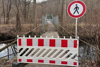 Gesperrte Brücke auf Radweg im Erzgebirge: Jetzt gibt es gute Nachrichten - In Bad Schlema war im März eine Brücke, wegen gebrochener Holzplanken gesperrt worden.