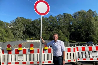 Gesperrte Brücke bei Hohentanne: Das schlagen die Anwohner vor - Am 20. September 2024 hat Rolf Weigand (AfD) die Muldenbrücke bei Hohentanne gesperrt. Das Bauwerk weise erhebliche Schäden auf, die zum Einsturz führen könnten. Inzwischen hat die Stadtverwaltung die Absperrung verstärkt.