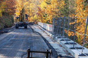 Gesperrte Bundesstraße im Erzgebirge: Bald wieder freie Fahrt - Eine neue Randbalkenkonstruktion ist auf der Bundesstraße 283 bei Bockau gebaut worden.