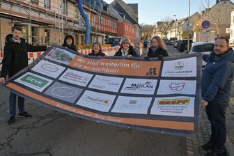Gesperrte Bundesstraße im Erzgebirge: Händler erringen einen Erfolg für Kunden - Die Neustädtler Händler haben auf dem Markt ein großes Banner aufgezogen.