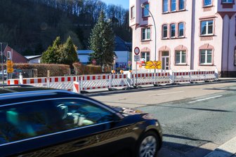 Gesperrte Bundesstraße im Erzgebirge: So lief Tag eins – mit Umleitungen und Parkplatznot - Seit Montag ist in Aue die Zufahrt zur Bockauer Talstraße wegen Bauarbeiten gesperrt.