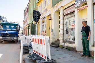 Gesperrte Einkaufsmeile: Die Laufkundschaft fehlt - Vor Andre Siegmunds Schlüsseldienst und Schuhservice an der Rochlitzer Straße herrscht derzeit Baustelle.
