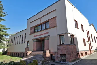 Gesperrte Jahnturnhalle in Glauchau: Reparaturen beginnen - Die Glauchauer Jahnturnhalle steht an der August-Bebel-Straße.