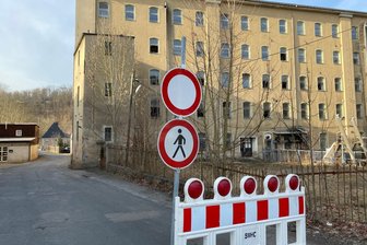 Gesperrte Straße in Falkenau: Der Träger ist heruntergefallen - Die Ortsdurchfahrt in Falkenau ist seit Freitag voll gesperrt. Das Durchfahrtverbot wird aber bislang häufig ignoriert.