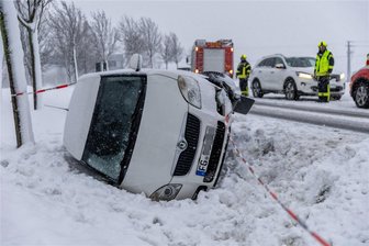Gesperrte Straßen bei Sayda und Dorfchemnitz: Rettungsleitstelle meldet mehr als 60 Feuerwehreinsätze wegen Schneechaos - Am Nachmittag ereignete sich dieser Verkehrsunfall auf der Straße zwischen Freiberg und Halsbrücke. Auch die Feuerwehr kam zum Einsatz.