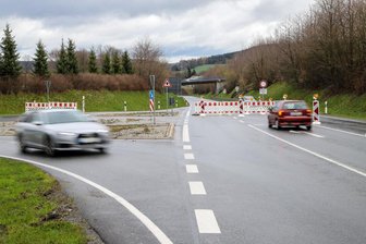 Gesperrte Straßen in Aue, Zwönitz und Stützengrün: Neue Baustellen bremsen Verkehr im Westerzgebirge aus - Seit Dienstag dicht: Der Autobahnzubringer bei Zwönitz ist zwischen der Abfahrt zum Gewerbegebiet und der Zufahrt zur Zwönitzer Agrargenossenschaft gesperrt. 