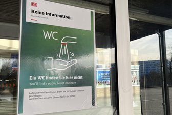 Gesperrte Toiletten auf dem Oberen Bahnhof in Plauen: Warum sich der Umbau weiter verzögert und welches neue Problem jetzt auftaucht - „Reine Information“, verspricht das Schild am Eingang zum Oberen Bahnhof in Plauen und warnt zweisprachig: „Ein WC finden Sie hier nicht.“