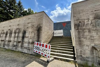Gesperrte Treppen am Zwickauer Schwanenteich: Warum nur eine Notreparatur drin ist - Vorerst will die Stadt nur die mittlere Treppe reparieren. Für mehr fehlt das Geld.