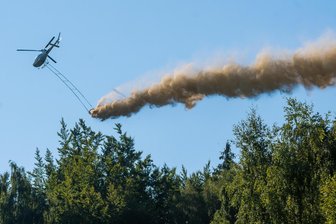 Gesperrte Wälder und Hubschrauber-Flüge mit Kalk – Wanderer bei Chemnitz sollten aufpassen - Die Hubschrauber verteilen Kalk über verschiedenen Wäldern bei Chemnitz.