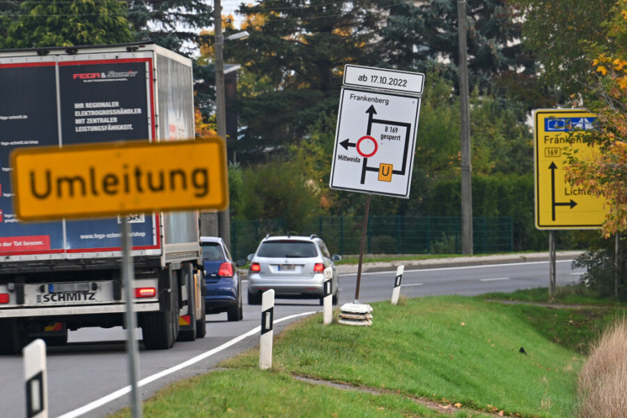 Gesperrte Zufahrt zur A 4: Autofahrer klagen über lange Umleitung - Schon in Chemnitz an der Frankenberger Straße wird auf die gesperrte Straße an der Brettmühle/Oberlichtenau hingewiesen. 