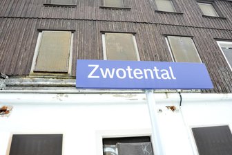 Gesperrter Bahnsteig im Vogtland: Kommen bald die Aufpasser? - Bahnsteig 2 des Haltepunkts Zwotental ist seit 28. Juni bis auf Weiteres gesperrt.