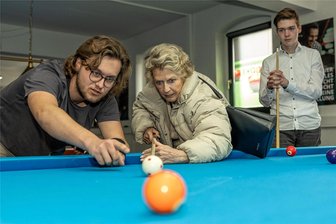 Gespräch zu Sicherheit und Drogen beim Billard: Wo Auerbacher Jugendliche Probleme in ihrer Stadt sehen - Lenny Roth zeigt der ehemaligen Frankfurter Oberbürgermeisterin Petra Roth, wie Billiard gespielt wird.