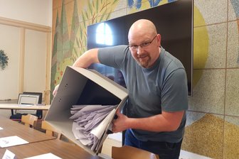 Gespräche über Gemeinde-Zukunft: So haben die Bürger von Bad Brambach entschieden - Amtsverweser Torsten Schurre mit der Wahlurne nach der Bürgerbefragung.
